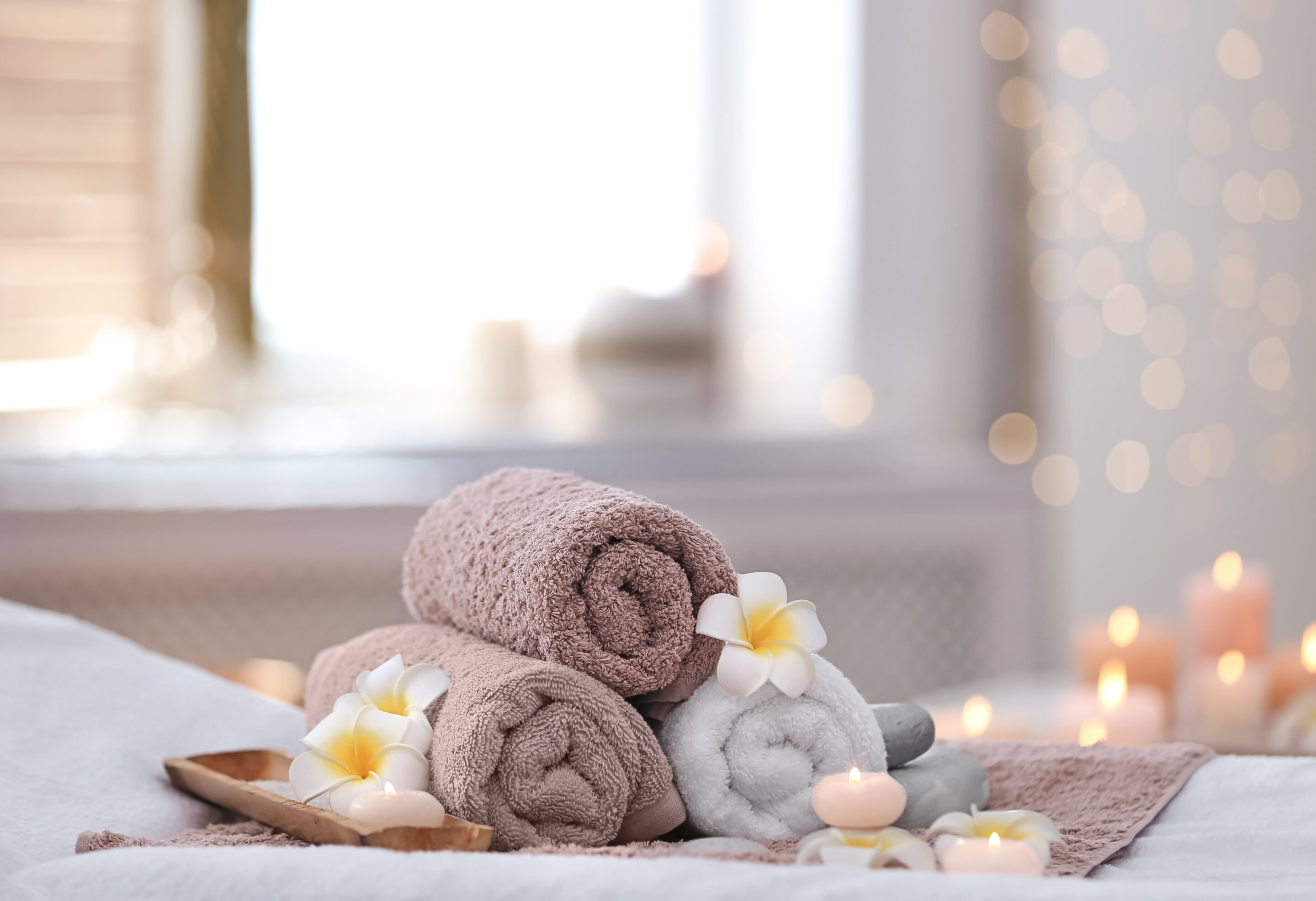 Beautiful,Spa,Composition,On,Massage,Table,In,Wellness,Center Massage handdoeken